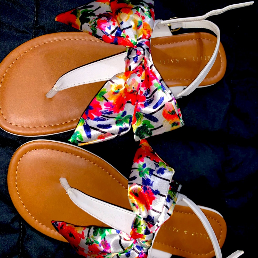 Adorable new bow thong sandals! New without tags.